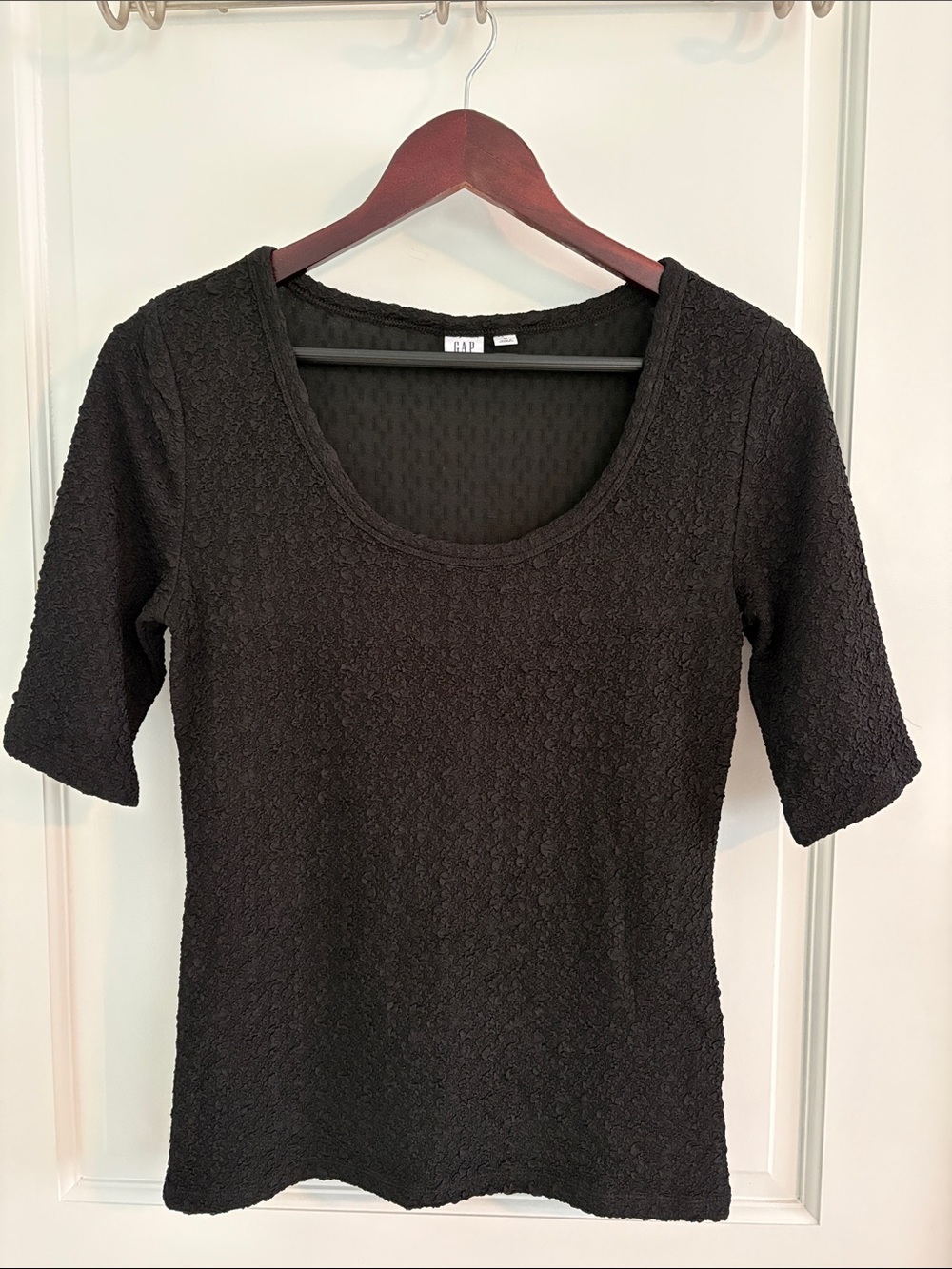 NWOT-GAP Black Scoop Neck Short Sleeve Textured Tee